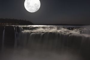 Cataratas a la luz de la luna