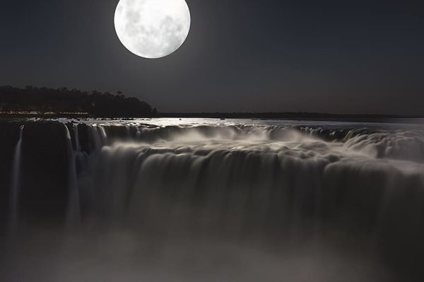 Cataratas a la luz de la luna