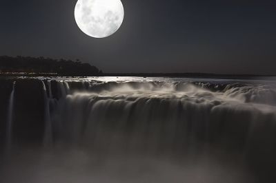 Cataratas a la luz de la luna