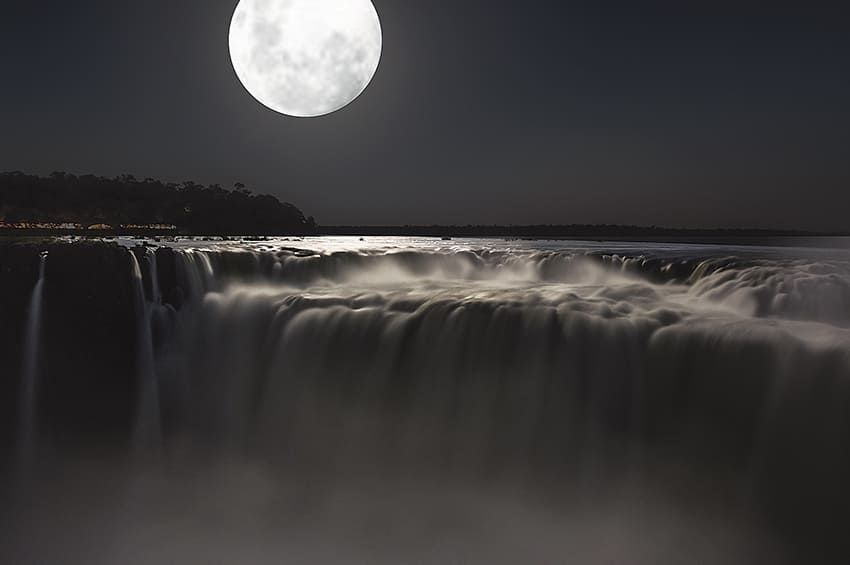 Cataratas a la luz de la luna