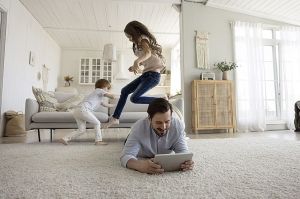 Padres distraídos: el peligro de vivir pendiente de una pantalla