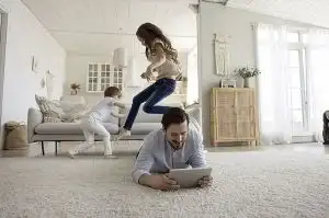 Padres distraídos: el peligro de vivir pendiente de una pantalla